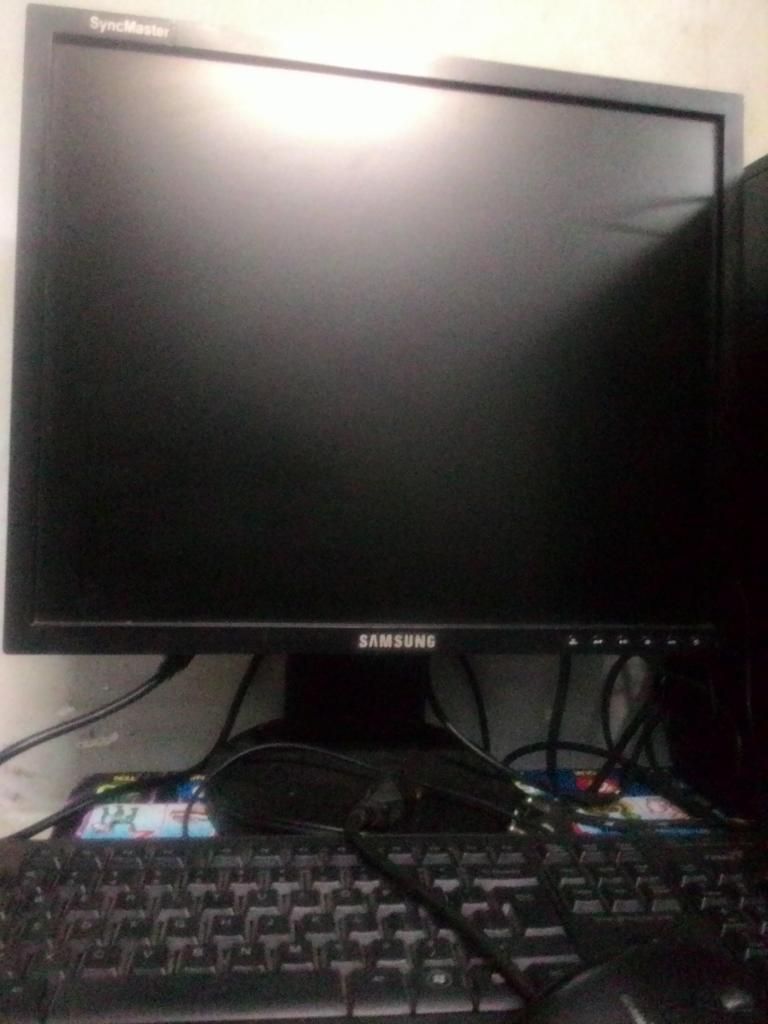 Bán bộ máy bàn E5300-2GB-250GB + màn hình Samsung Sync master 19inch - 1