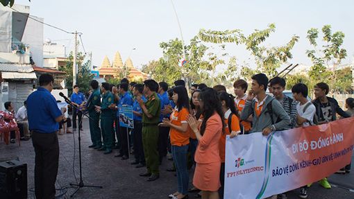 Đoàn Cao đẳng thực hành FPT Mạng cá cược bóng đá
 Hồ Chí Minh lắng nghe tuyên bố khai mạc buổi lễ ra quân tháng Thanh niên.