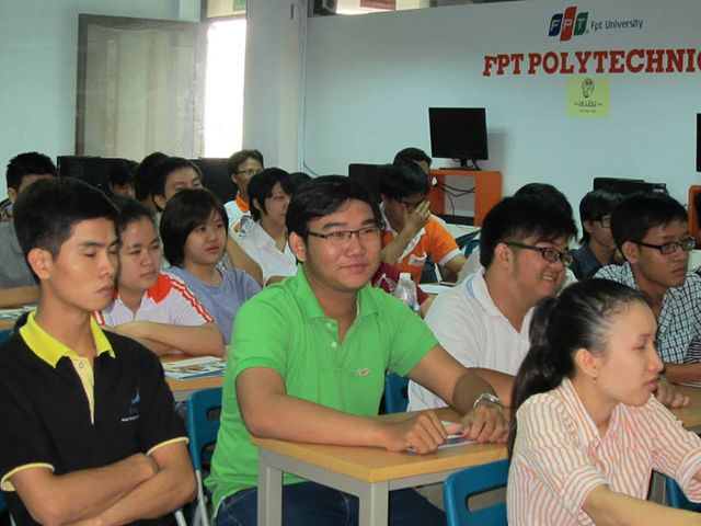Sinh viên Cao đẳng thực hành FPT Polytechnic hào hứng với những nội dung của hội thảo. 