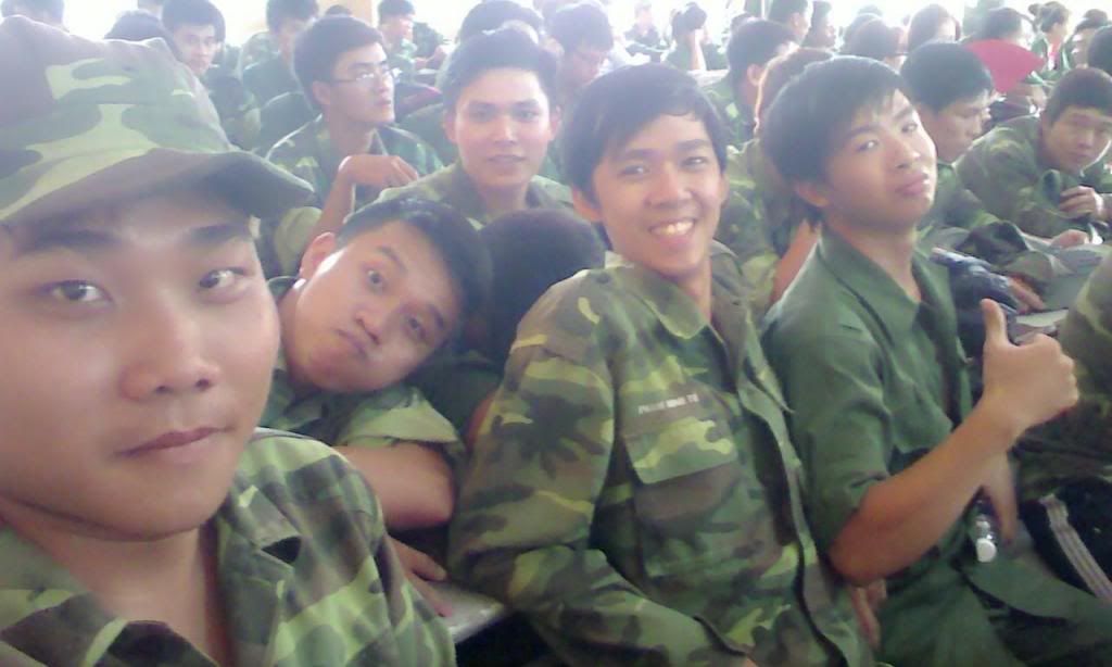 Bạn Nguyễn Văn Tuấn (ngoài cùng bên trái) cùng các bạn bè tại Cao đẳng thực hành FPT Polytechnic trong giờ học lý thuyết. 