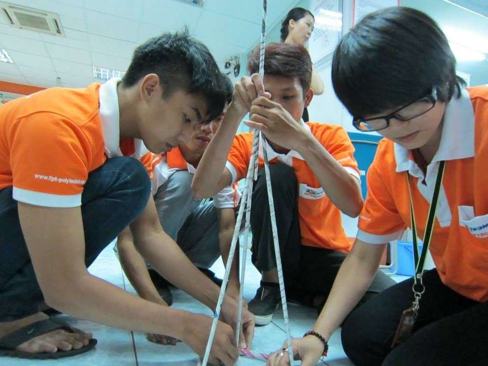 Nguyễn Hồng Nguyệt Tú (ngoài cùng bên phải) đang cùng các học viên Cao đẳng thực hành FPT Polytechnic khác thực hiện nhiệm vụ mà giảng viên đặt ra