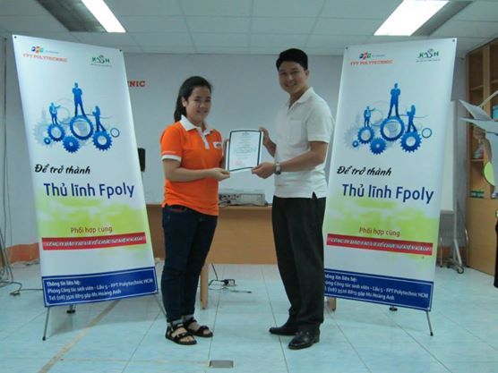 Sinh viên Cao đẳng thực hành FPT Polytechnic Hồ Chí Minh nhận giấy chứng nhận tham dự khóa học từ giảng viên