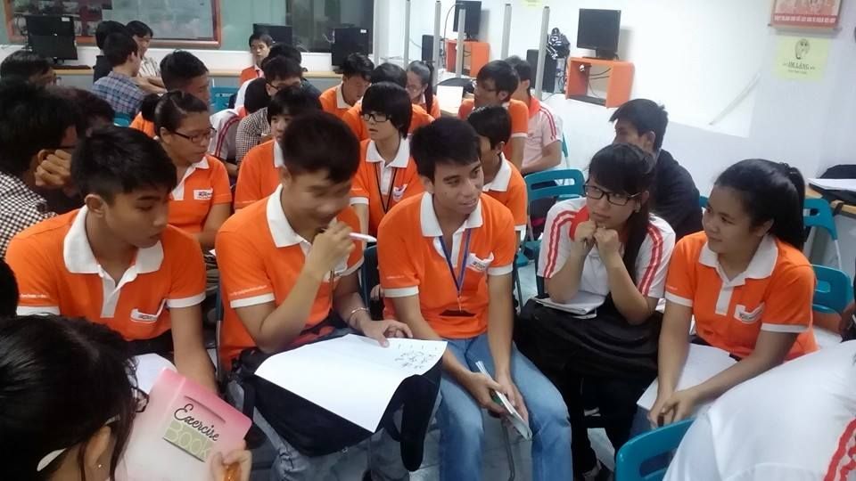 Sinh viên Cao đẳng thực hành FPT Polytechnic tham gia thảo luận nhóm để đưa ra hướng giải quyết cho câu hỏi từ giảng viên. 